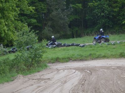 Quadrennen fahren auf sandiger Strecke
