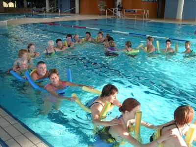 Badegäste beim Aquajogging