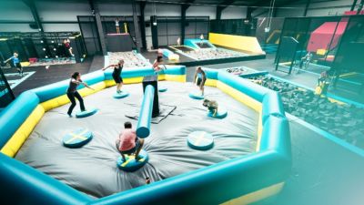 Springen und Ausweichen im Trampolinpark Bispingen