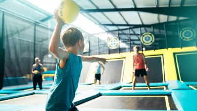 Werfen und Ausweichen im Trampolinpark