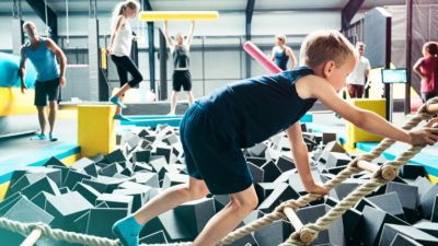 Kletterndes Kind im Trampolinpark