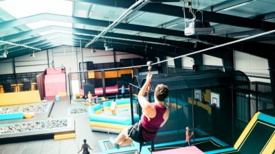 Zipline Action im Trampolinpark