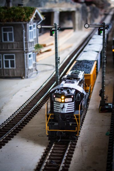 Modelleisenbahn fährt auf Schienen